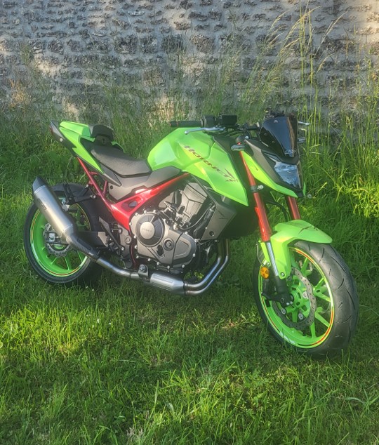 Honda CMS91 vous présente sa version acidulée de la Hornet 750 2023